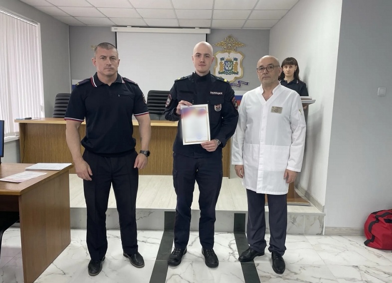 Медики Когалыма поблагодарили полицейских и росгвардейцев за поддержку на опасном выезде