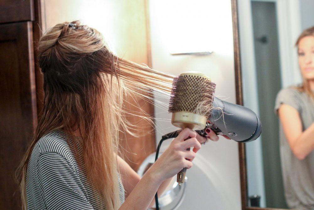 Как выпрямить волосы в домашних условиях?