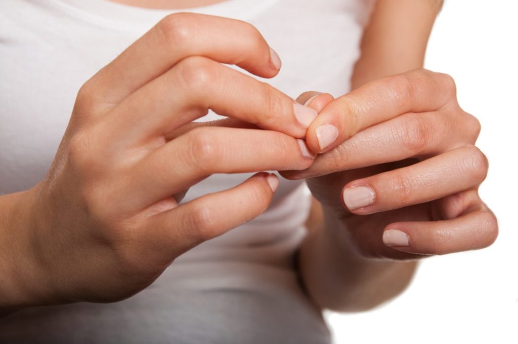 Слоящиеся ногти: причины, симптомы и лечение