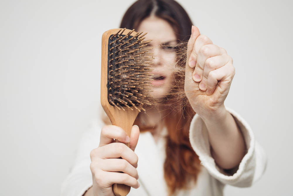 Ломкие волосы: причины и лечение