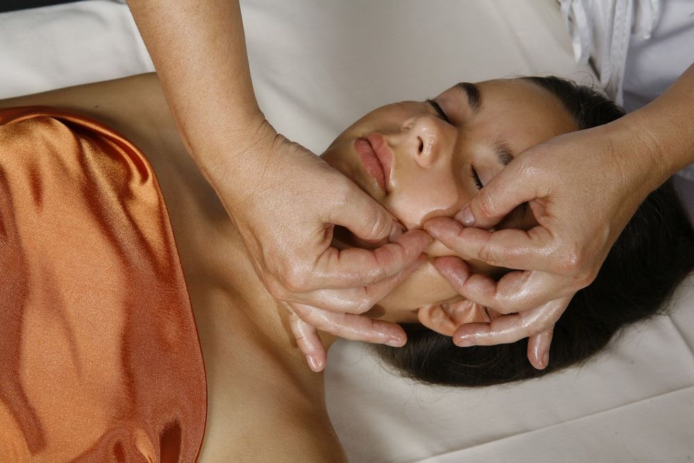 Миофасциальный массаж лица: эффективность и особенности этой омолаживающей процедуры