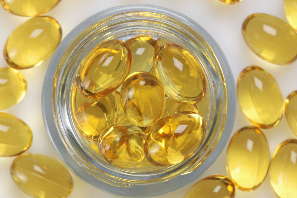 витамин Ф в желтых капсулах и стеклянной банке