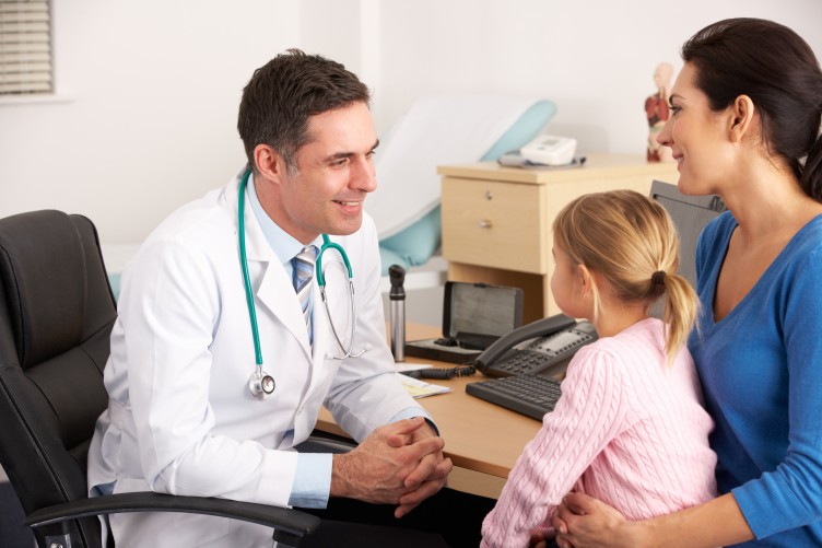 врач назначает ребенку лечение