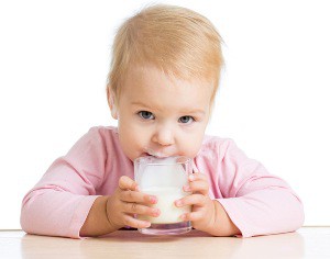 Ребенок с молоком