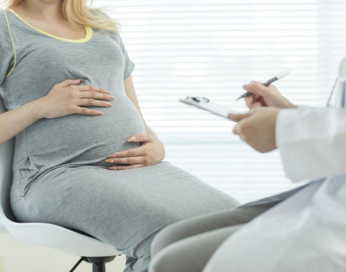 врач-контролирует здоровье беременной