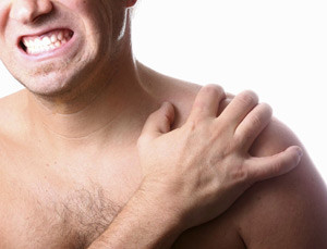 Одним из первых симптомов является боль в плече