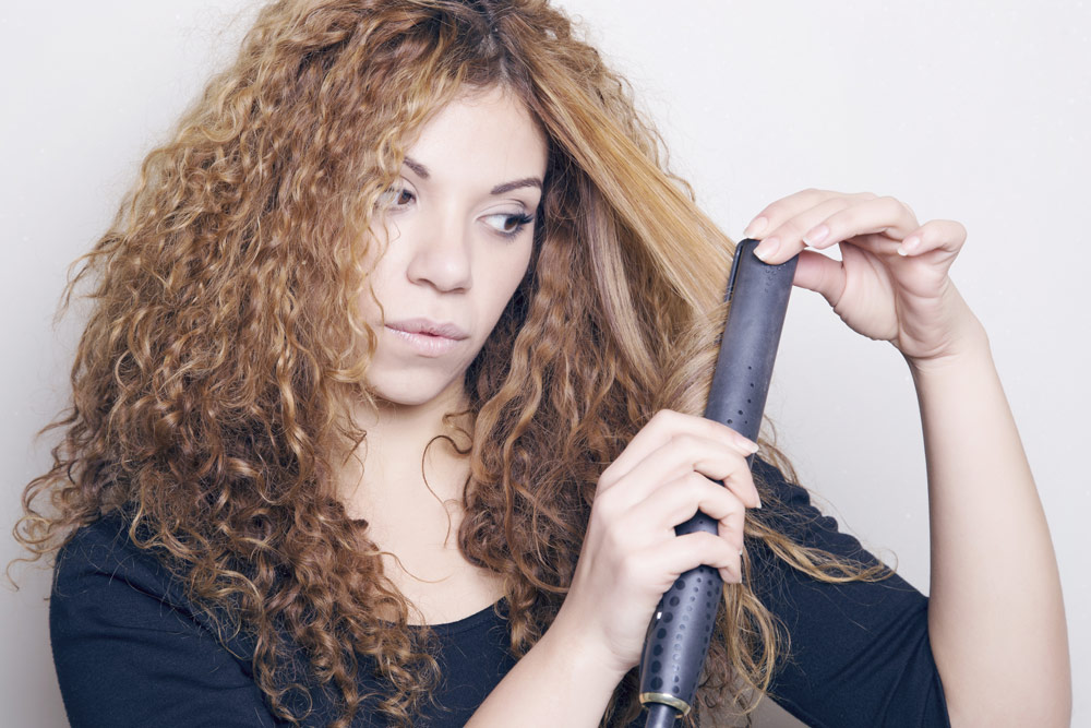 Как выпрямить волосы в домашних условиях?