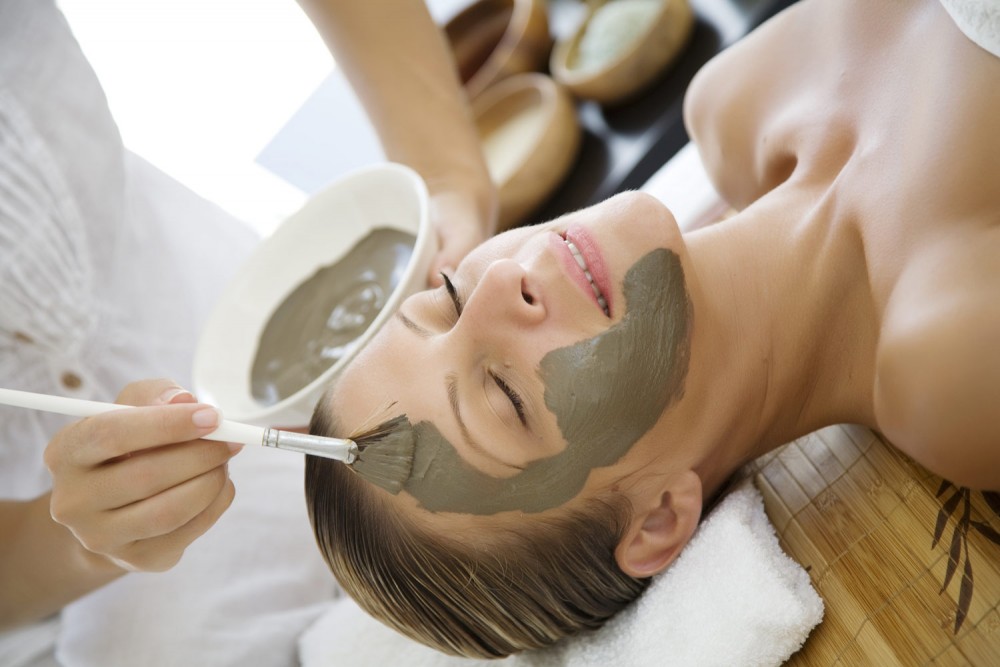 Зеленая глина: польза для кожи лица и рецепты лучших домашних масок