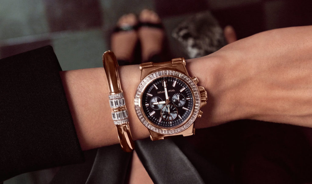 золотые круглые женские часы и браслет 