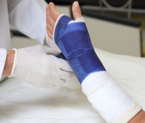 Как снимать отеки при переломах руки
