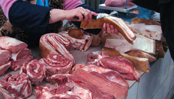 покупатель показывает на глисты в мясе