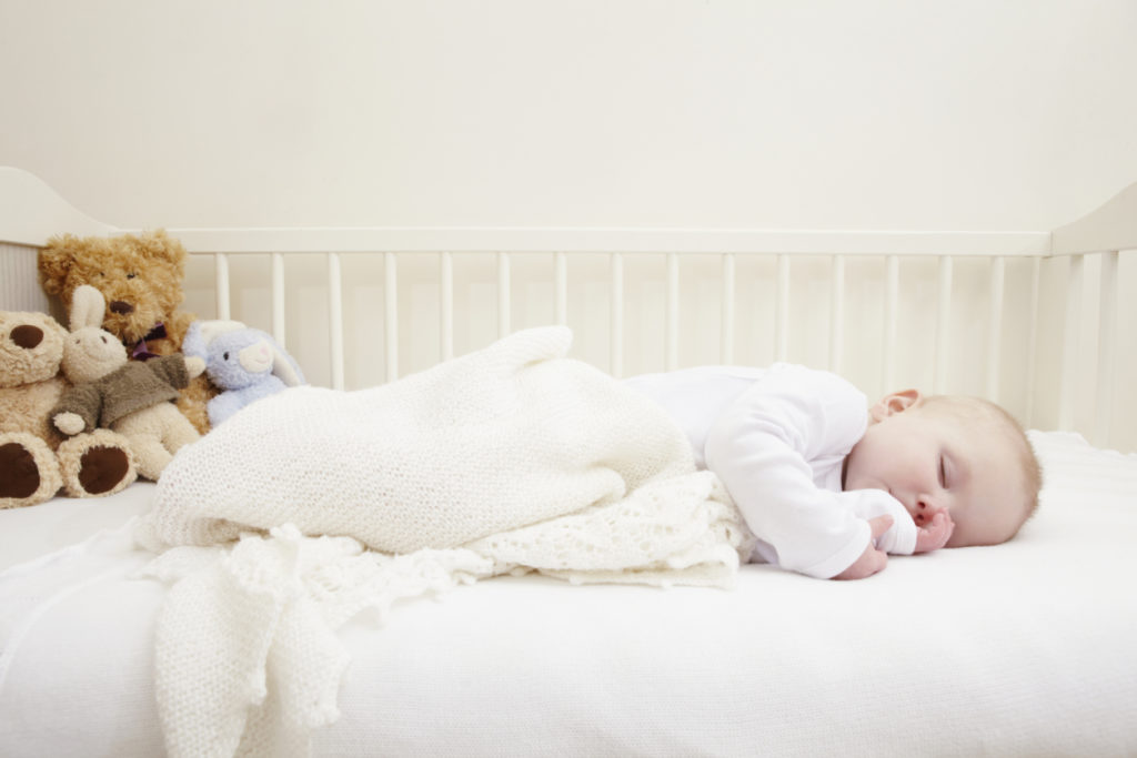 Как научить ребёнка спать в своей кроватке