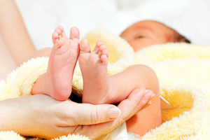 Патология обнаруживается после рождения при первых ортопедических осмотрах малыша