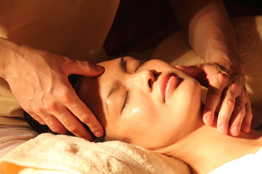 Китайский массаж для омоложения лица: эффективное средство от морщин