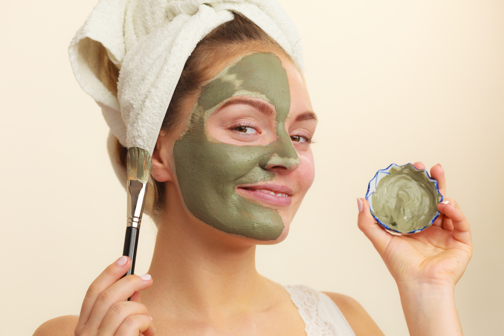 Зеленая глина: польза для кожи лица и рецепты лучших домашних масок